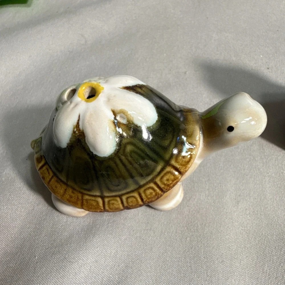 Vtg Ceramic Green Frog & Turtle Salt and Pepper Shakers Set White Daisy Flower